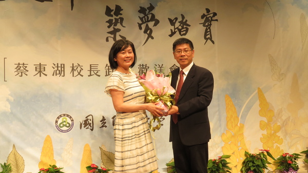 人事主任王鳳蘭致贈鮮花給蔡校長