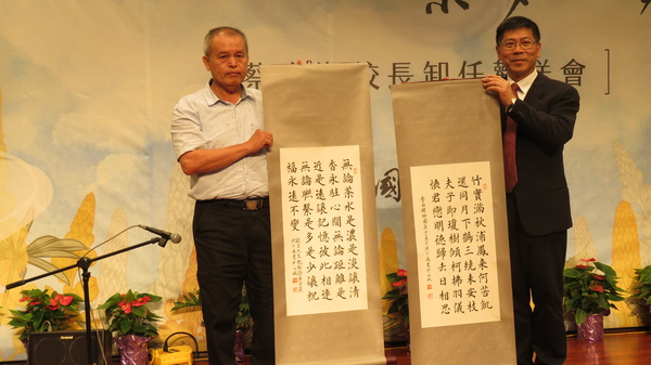 機械系洪千萬老師致贈字畫給蔡校長