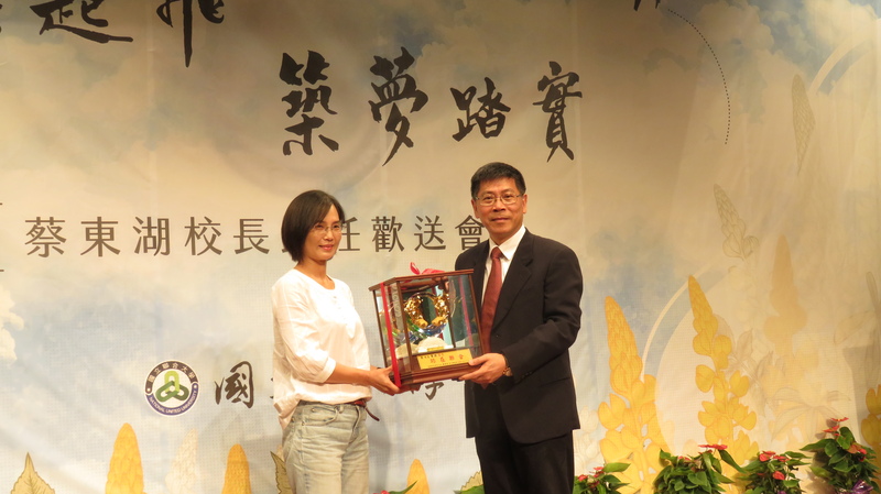光電系李澄玲主任代表電資學院致贈紀念品給蔡校長