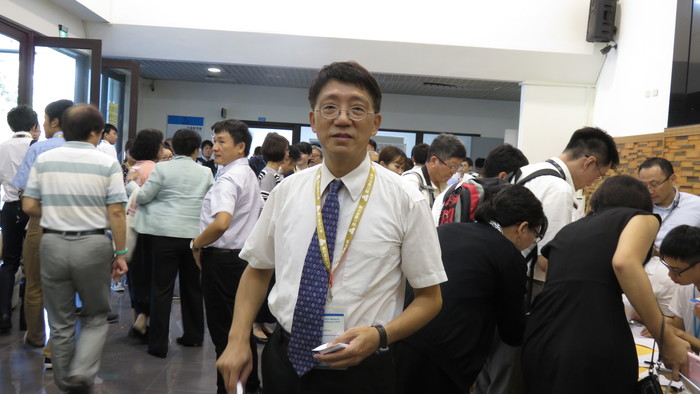 本校副校長柳文成迎賓