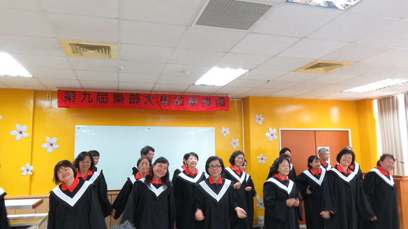 學員歡樂跳舞慶祝結業1