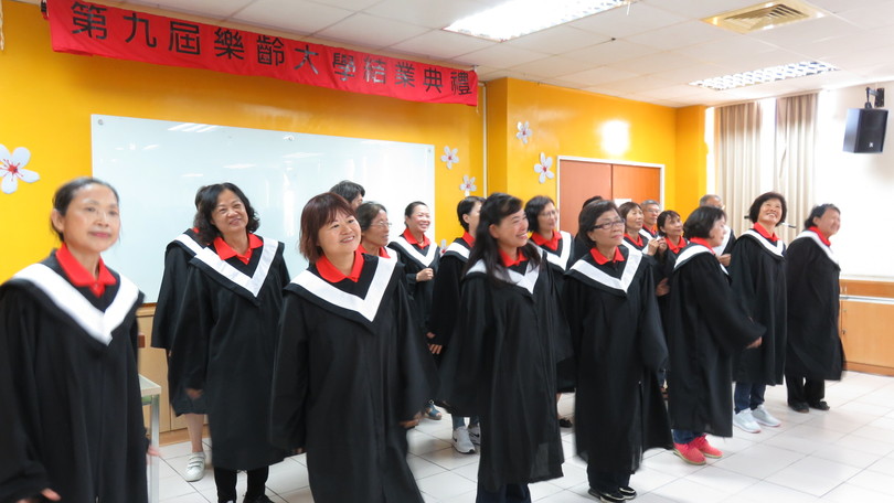 學員歡樂跳舞慶祝結業2