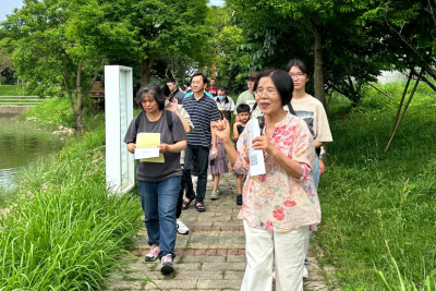 華語文學系何照清老師介紹大學湖文學步道風光