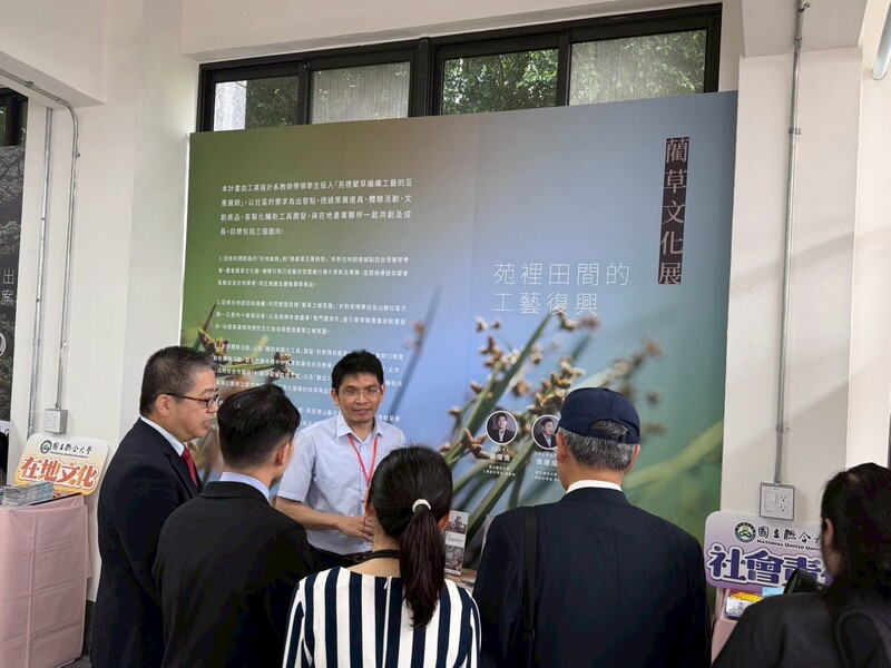 圖4.工設系洪偉肯老師向來賓介紹苑裡藺草工藝的互惠展銷模式圖片