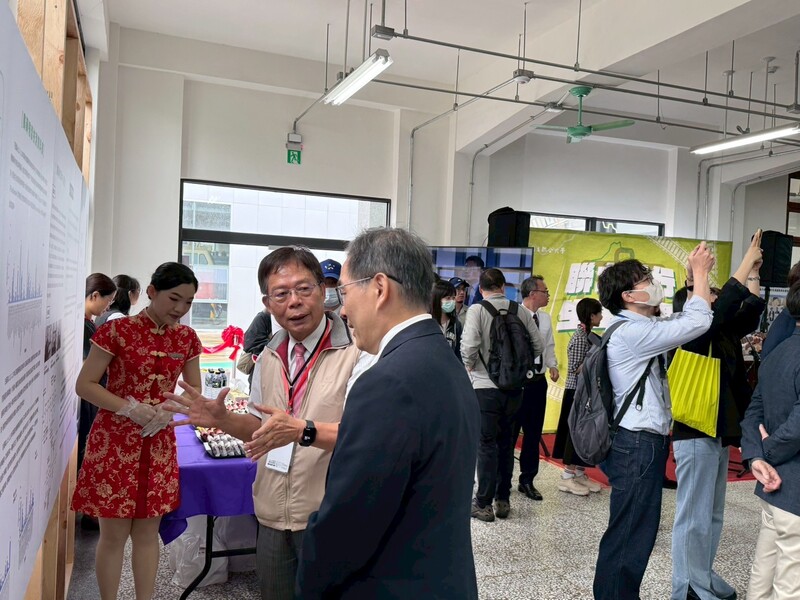 圖5.劉鳳錦副校長(左1)向台灣鐵路公司馮輝昇總經理說明聯大農檢中心運作方式圖片