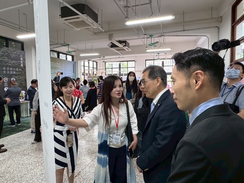 圖6.文化創意與數位行銷學系熊子扉老師向來賓介紹聯大助力社福創新與永續方展的過程圖片