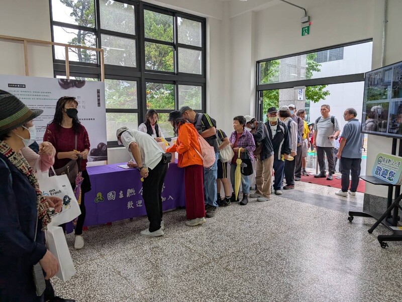 圖7.苗栗火車頭園區聯大館民眾排隊入場圖片
