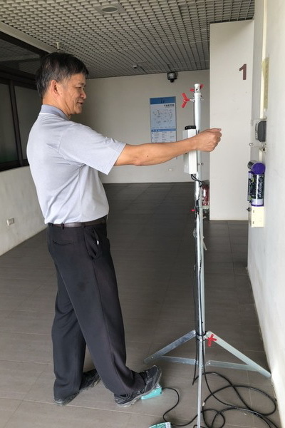 總務長曾坤祥教授親自示範量測體溫