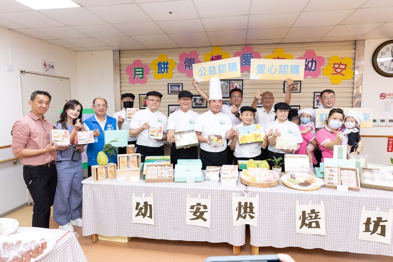 苗栗縣縣長鍾東錦與幼安教養院、冠軍建材林總經理與聯合大學計畫團隊合影