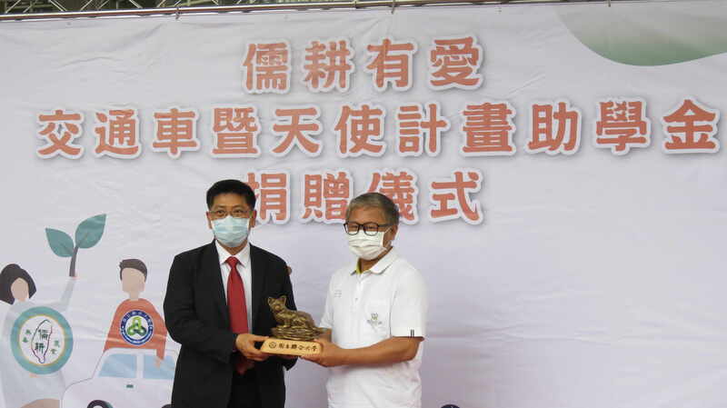 聯大蔡東湖校長(左)致贈石虎模型紀念品給苗栗縣儒耕慈善發展協會廖明世理事長(右)圖片