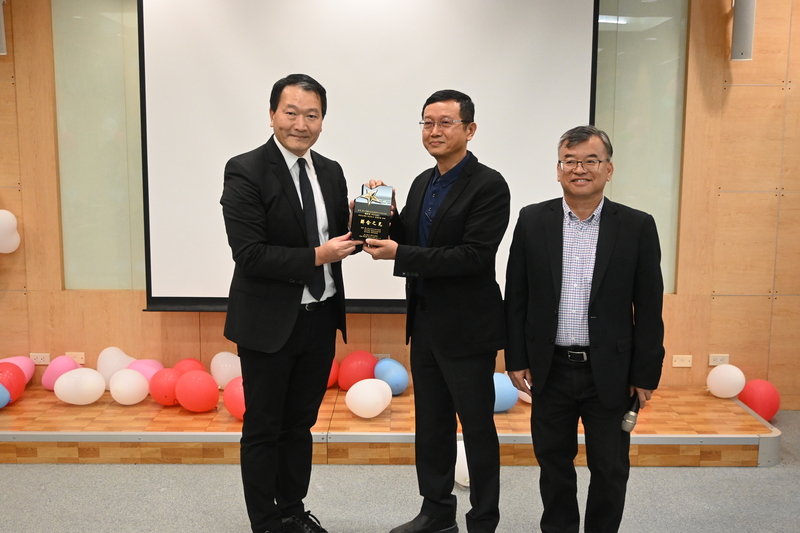 化工系系友會理事長交接典禮合照圖片