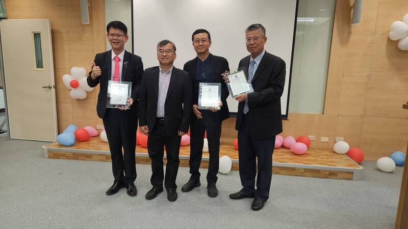 化工系系友會理事長交接典禮合照圖片
