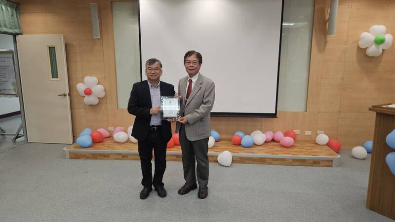 化工系系友會理事長交接典禮合照圖片