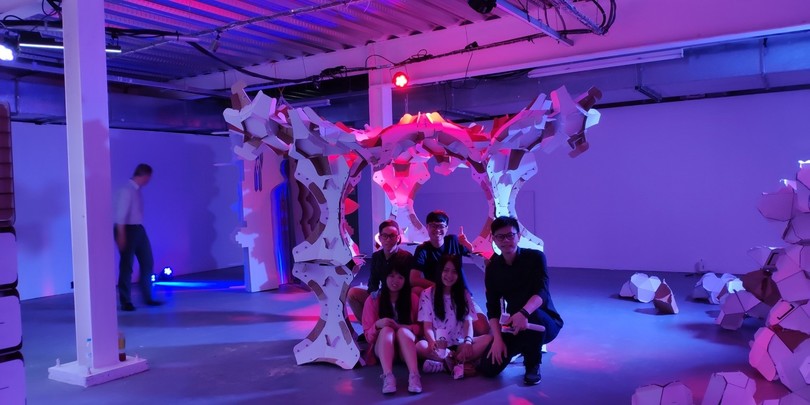 圖4:吳細顏教授(右1)與團隊成員於英國倫敦西敏大學展出時合影