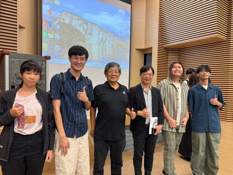 圖4.建築系獲獎學生與卓銀永老師，陳上元主任合影圖片