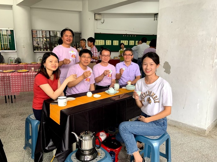 蔡校長在茶敘時間和老師們一起品茶