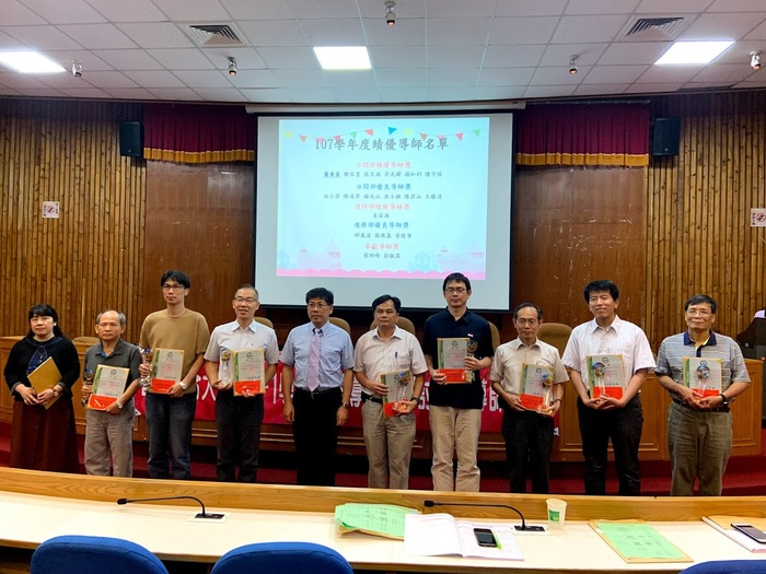 蔡校長頒發107學年度績優導師獎