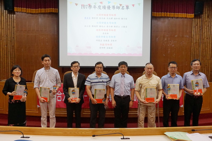 蔡校長頒發107學年度優良導師獎