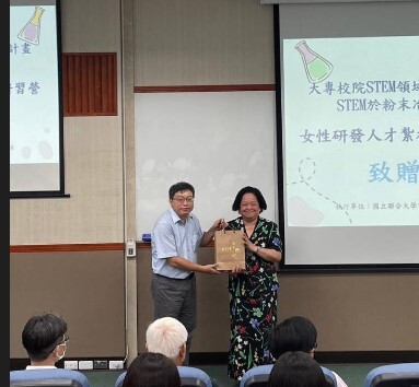 圖4、STEM開幕，韓欽銓教務長致贈紀念品予竹南高中呂淑美校長圖片