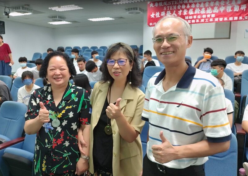 圖5、苗栗市邱宏宬主秘、竹南高中呂淑美校長、聯大文創系胡愈寧主任STEM會中合影圖片