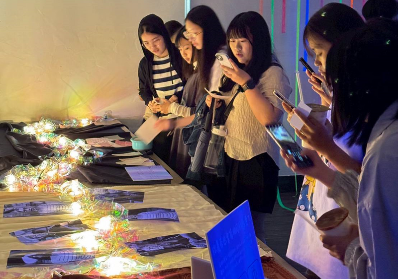 圖2.畫展設置「紙船港灣」的互動區，觀展學生可以選擇三種顏色的紙張來摺船來承載自己的故事圖片