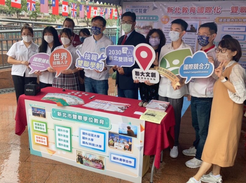 聯大文創系師生於國際策展區與新北教育局張明文局長合影圖片