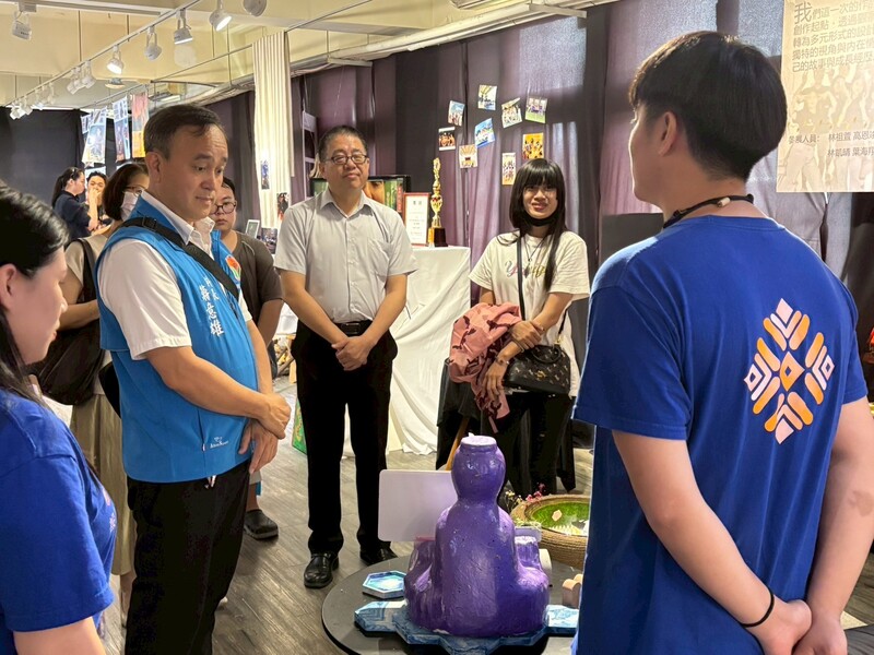 圖2.原住民專班學生向侯帝光校長、原民處蔣意雄科長介紹作品圖片