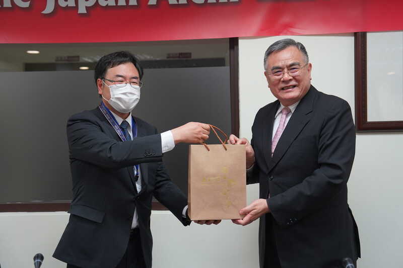 本校李偉賢校長致贈禮品予北村一浩教授圖片