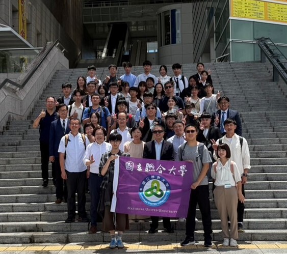 圖片6.研討會圓滿成功，校長率領全體師生於議場前合影留念圖片