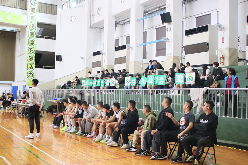 圖2.聯大主場看台上加油團熱血沸騰圖片