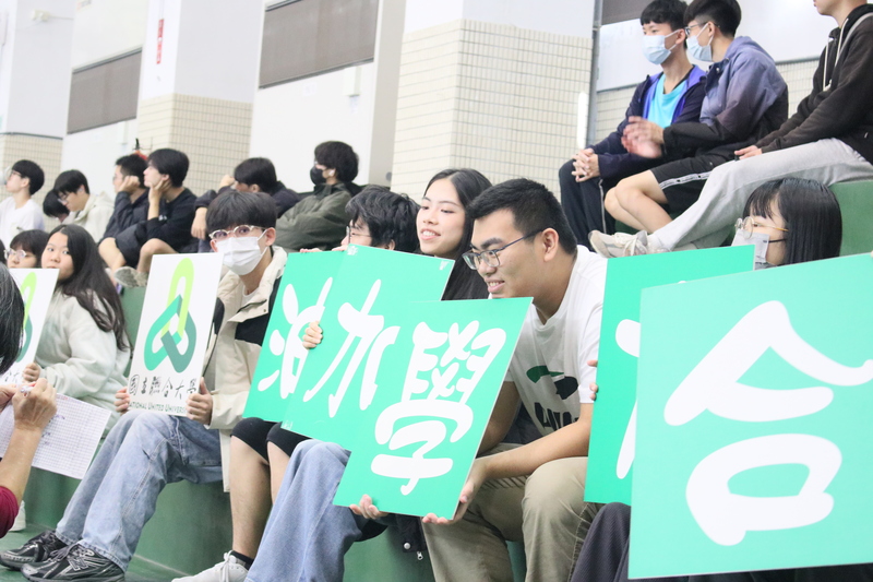 圖3.聯大主場看台上加油團熱血沸騰圖片