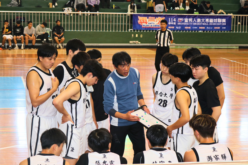 圖7.聯大男籃陳奐杰教練傳授戰術策略圖片