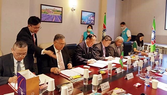 國立聯合大學李偉賢校長與中國青年救國團、育達科技大學及仁德醫護管理專科學校分別繼續簽署「大專多元合作方案」圖片
