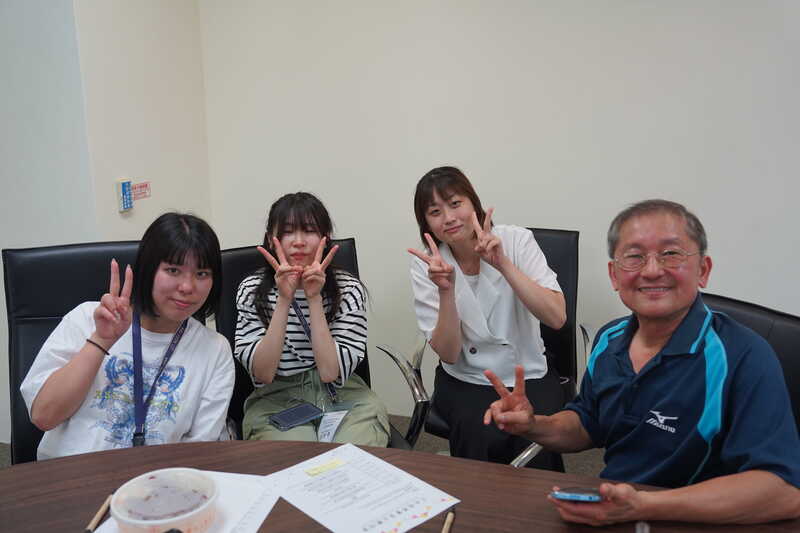 日本實習生與本校經管系指導老師胡天鐘老師(右)相見歡