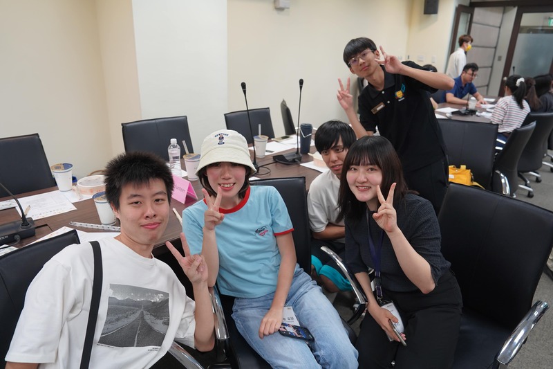 日本實習生與本校能源系實驗室同學(左)相見歡
