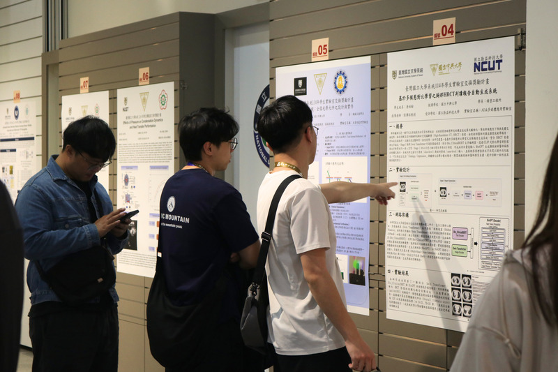 圖4.同學們參觀發表作品圖片