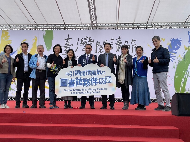 謝健館長(右一)與教育部林明裕政務次長、國家圖書館曾淑賢館長及各界圖書館夥伴合影圖片