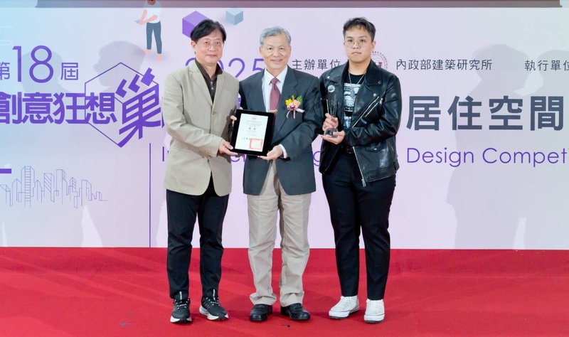 圖1.2025第十八屆創意狂想巢向未來頒獎典禮陳上元老師及趙宇宸同學榮獲競賽銀獎受獎照片圖片