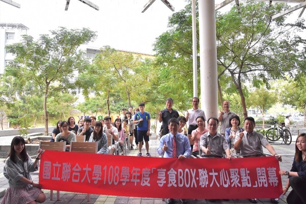 蔡校長率領一級主管和參與開幕的同仁及學生們大合照