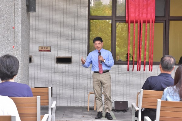 蔡東湖校長致詞,期盼校園的每個角落都是學生的心聚點