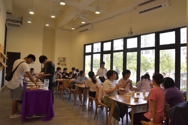 與會同學們開心享用餐點