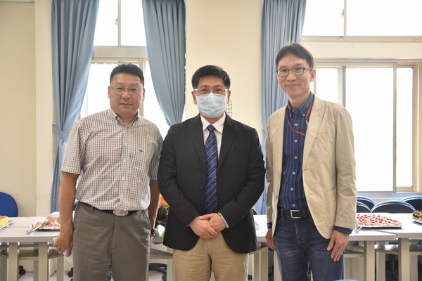 本校蔡東湖校長、張良漢副校長兼研發長及語文中心楊中玉主任合照