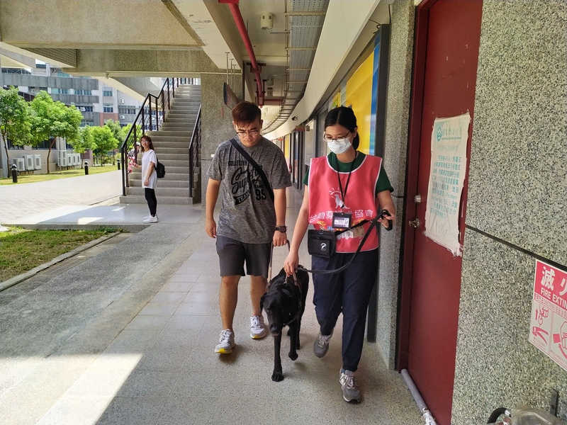 同學體驗導盲犬導引