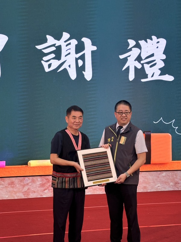 圖2.苗栗縣政府鍾東錦縣長致贈感謝禮予聯大侯帝光校長圖片