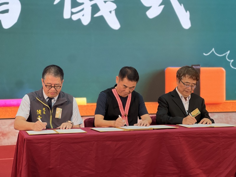 圖3.開學典禮當天(11日)，苗栗縣政府正式與國立聯合大學及國立中興大學簽署合作備忘錄。圖片