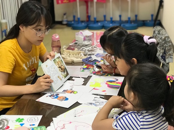 華語文學系蔡亭幼同學帶領繪本故事