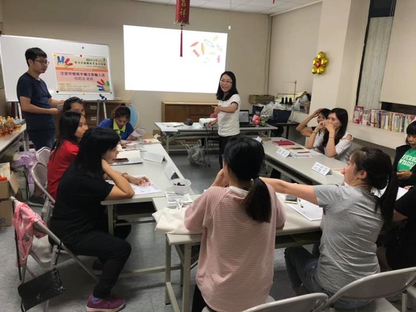 新住民姊妹們開心地投入ㄅㄆㄇ的發音練習