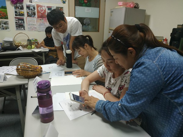 新住民姊妹們認真投入練習注音輸入法