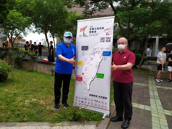 聯大李偉賢校長(左)和成大王育民教務長第20站聖火傳遞簽名合影
