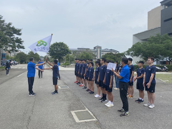 聯大李偉賢校長授旗參加全大運的運動代表隊舉行李偉賢校長授旗儀式